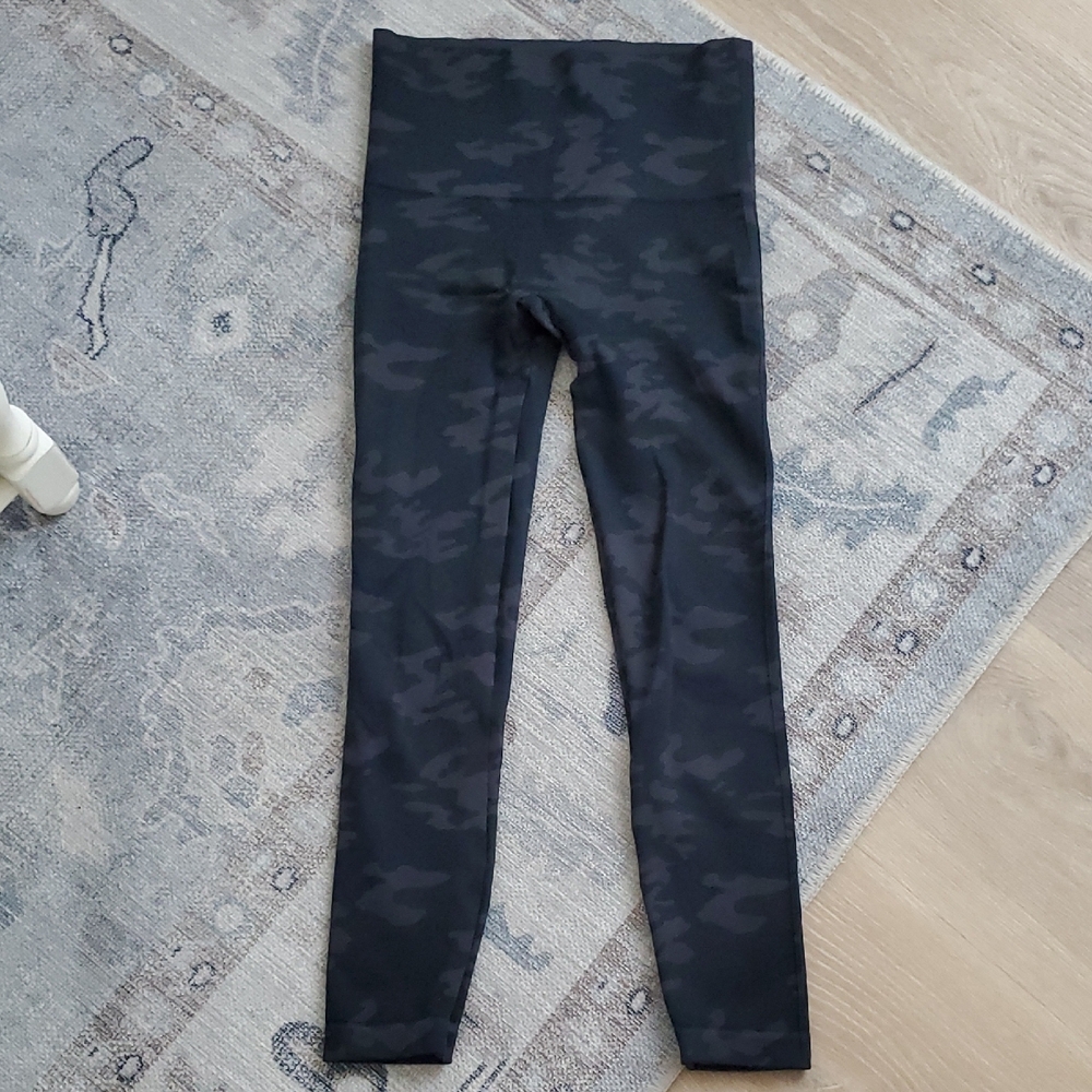 Spanx Black Camo Look At Me Now Leggings SzM